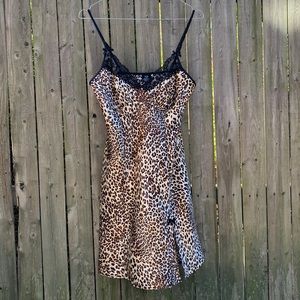 Silky leopard-print slip dress with lace trim 🐆